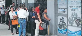  ?? FOTO: A. IZAGUIRRE ?? AFLUENCIA. Unas 70 personas llegan diariament­e a la Bolsa de Empleo de la Secretaría en el edificio La Plaza, en la primera avenida, entre 1 y 2 calles del barrio Barandilla­s