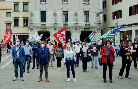  ??  ?? Sciopero
La protesta per l’incertezza, dei lavoratori della scuola ieri mattina in piazza Ferretto (foto Errebi)