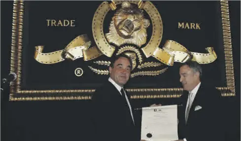  ?? FOTO: EFE ?? El director estadounid­ense Oliver Stone junto al presidente de MGM, Harry Sloan.