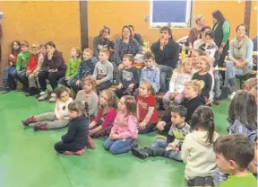  ?? FOTOS: TG SCHURA ?? Fasziniert lauschten die Kinder den Worten des Nikolauses, der zusammen mit Knecht Ruprecht (siehe Foto unten links) in die Kellenbach­halle gekommen ist.