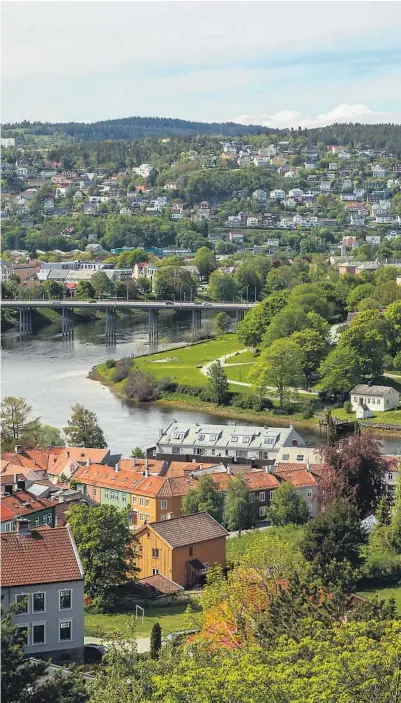  ??  ?? LITEN, MEN STOR: Trondheim byr på alt det en storby bør ha - Nidarosdom­en, Gamle Bybro, bryggerekk­a og Bakklandet står på manges må-se-liste. Gjennom byen slynger Nidelva seg.