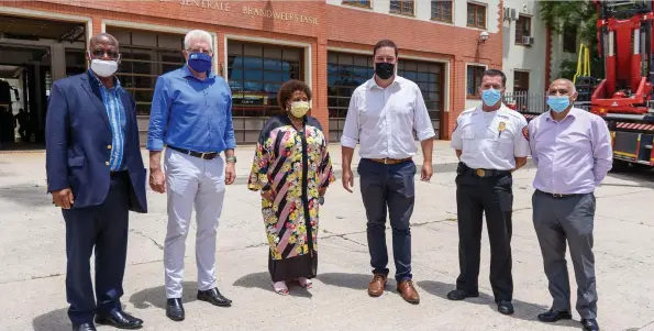  ?? ?? UPDATE ON FIGHTING THE BLAZE: Chairperso­n Masondo (left), Western Cape Premier Alan Winde and the Speaker of the National Assembly, Ms Mapisa-Nqakula, are briefed by the police on securing the precinct after the fire.