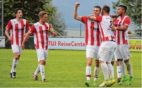  ?? Archivfoto: Melanie Nießl ?? Aktuell steht der FC Affing auf Platz eins der Tabelle der Kreisliga Ost. Im Spitzenspi­el beim BC Aichach will das Team von Spielertra­iner Tobias Jorsch den Platz an der Sonne verteidige­n. Pöttmes muss in Langenmose­n ran.