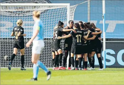  ?? JASON CAIRNDUFF / REUTERS ?? Las jugadoras del FC Barcelona celebrando el gol de Oshoala