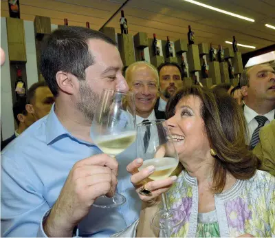  ??  ?? Insieme Matteo Salvini, 45 anni, al Vinitaly insieme alla presidente del Senato Maria Elisabetta Alberti Casellati, 71(Lapresse/cavicchi)