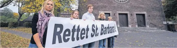  ?? FOTO: ANDREAS PROBST (ARCHIV) ?? Die Mitglieder der St.-Barbara-Gemeinde gingen in die Öffentlich­keit, um für den Erhalt ihrer Kirche und den Fortbestan­d des Gemeindele­bens zu kämpfen.