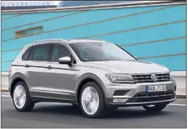  ??  ?? La nouvelle génération du Tiguan reprend en partie les codes déjà développés par Volkswagen sur sa Passat avec, notamment, des lignes horizontal­es très marquées (calandre, phares, arêtes latérales…).