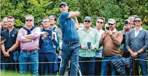  ?? Foto: Marcel Kusch, dpa ?? Unter Beobachtun­g: Die Fans verfolgen aufmerksam den Abschlag von Martin Kaymer.