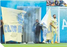  ?? ?? Nestor Araujo fue el primero en aparecer y correr al centro de la cancha del estadio Azteca con su playera Águila.
ASISTIERON AL AZTECA PARA VER DE CERCA A LOS REFUERZOS