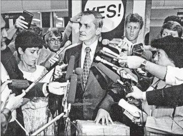  ?? CHICAGO TRIBUNE PHOTOS ?? William Lipinski leads the presentati­on at City Hall on Aug. 18, 1986, of petitions calling for a nonpartisa­n mayoral election.