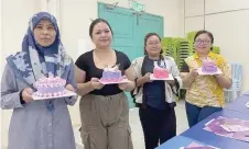  ?? – Photo via Facebook/UPMKB ?? The participan­ts show their decorated cakes.