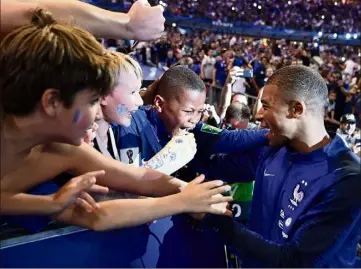  ??  ?? Dimanche, au stade de France, les enfants sont devenus dingues à la vue de leur idole Kylian Mbappé. (Photos AFP)