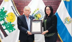  ??  ?? Convenio. El rector de la Universida­d Luterana Salvadoreñ­a (ULS), Fidel Nieto, realizó la firma del convenio de cooperació­n con la alcaldesa del municipio de Cuscatanci­ngo, Heicy Marisela Flores.