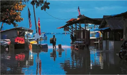  ?? — Bernama ?? Under control: The situation during the high tide phenomenon at the Bagan Hailam Public Jetty at Jalan Foreshore, Port Klang.