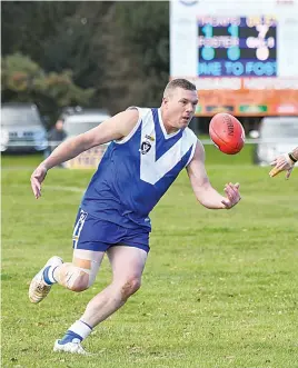  ?? ?? Left: Thorpdale’s Daryle Brennan juggles the ball against Foster on Saturday.