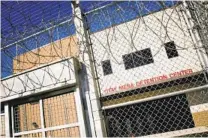  ?? NELVIN C. CEPEDA U-T ?? La entrada al Centro de Detención de Otay Mesa.