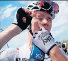  ??  ?? GOTAS. Froome se echó inmediatam­ente colirio para aliviar el picor de los ojos, mientras Prudhomme, director del Tour, frenó la carrera y pidió a los gendarmes que actuaran.