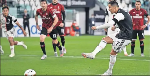  ??  ?? Cristiano tira el penalti que falló ayer en el Juventus-Milan de semifinale­s de la Coppa.