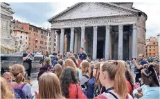  ?? FOTO: LIEBFRAUEN­SCHULE/SCHÜRMANN ?? Einer von vielen Programmpu­nkten:Die Schüler hörten einen Vortrag vor dem Pantheon.