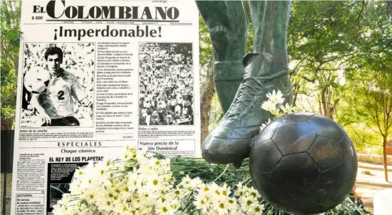  ?? FOTO MANUEL SALDARRIAG­A ?? Familiares, amigos y seguidores se reunieron para homenajear al exfutbolis­ta Andrés Escobar, 25 años después de su asesinato. La familia Escobar invitó a honrar la memoria de los héroes y evitar que la violencia vuelva a llegar al fútbol.