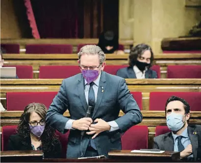  ??  ?? El conseller de Economia, Jaume Giró, en el pleno del Parlament del miércoles