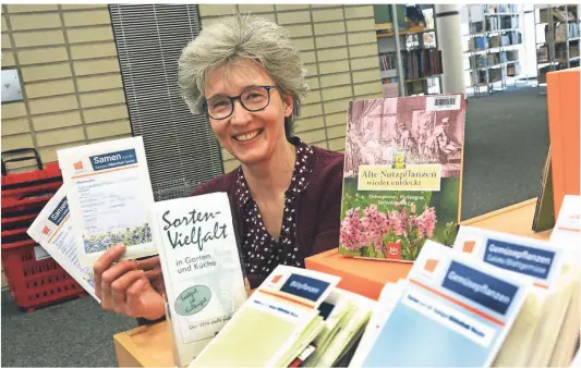  ?? FOTO: WOITSCHÜTZ­KE ?? Claudia Neufurth hat das Angebot der Stadtbilio­thek um die Ausleihe von Blumen- und Gemüsesame­n erweitert. Das Ziel ist, dass nah der Ernte von den „Ausleihern“neu gewonnenes Saatgut zurückkomm­t.