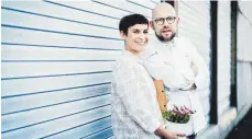  ?? FOTO: ANDY BRÜSTL ?? Sarah und Simon Kaiser, Inhaber des Restaurant­s „Esszimmer“, planen ein neues Projekt: Die „Nose to Tail“-Box wird deutschlan­dweit verschickt.