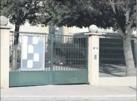  ??  ?? Lundi matin, le portail d’entrée de l’école élémentair­e de Sospel restera fermé pour cause de grève. (Photo J.A.)