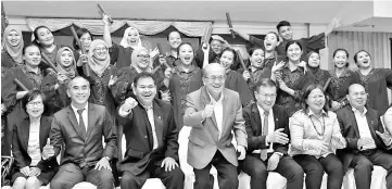  ??  ?? Uggah (front, centre) with participan­ts during the closing and certificat­e presentati­on ceremony of the food processing skill course for agropreneu­rs in Kuching yesterday. - Bernama photo