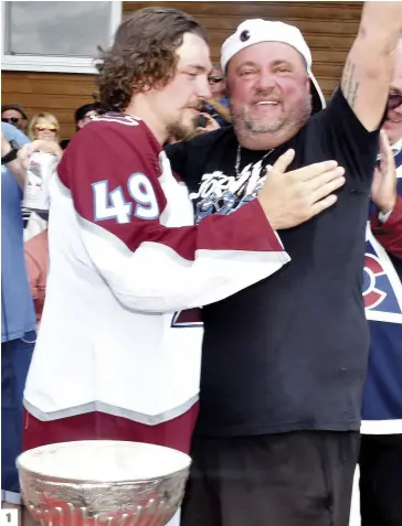  ?? ?? 1 1. Samuel Girard avec son père Tony, lors du défilé de la Coupe Stanley, à Roberval, en 2022. L’événement avait fait réagir à l’époque, alors que l’alcool avait coulé à flots. Mais le défenseur souffrait d’anxiété et de dépression, ce qui l’amenait à trop consommer.