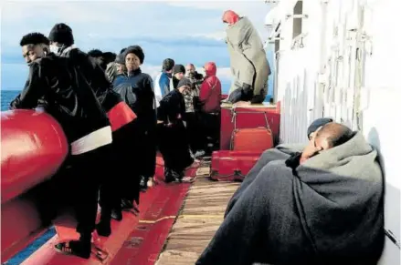  ?? Foto: Afp ?? Migrantes a bordo de un barco de rescate a la espera de ser autorizado­s a desembarca­r.