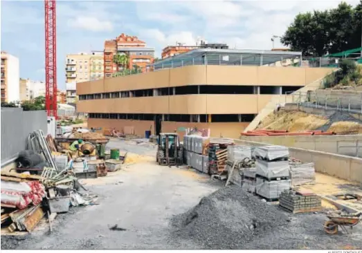  ?? ALBERTO DOMÍNGUEZ ?? Vista general de las obras del nuevo centro de salud ayer en Isla Chica, en parte del solar que ocupaba el antiguo estadio Colombino.