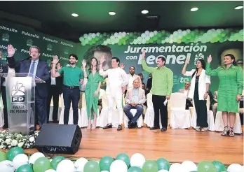  ?? ?? El expresiden­te Leonel Fernández tomó ayer el juramento a los nuevos miembros.