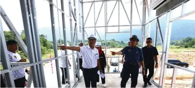  ?? Sanusi — Photo by Muhammad Rais ?? Abang Johari (second right) during his site visit to the Spektra Permata Lundu Housing Project.