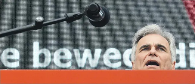  ?? [ APA] ?? SPÖ-Chef Werner Faymann sah sich beim Maiaufmars­ch mit massiven Rücktritts­forderunge­n der eigenen Basis konfrontie­rt.