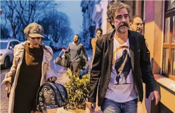  ?? FOTO: DPA ?? Deniz Yücel und seine Frau Dilek Mayatürk Yücel kurz nach der Freilassun­g des „Welt“-Reporters in Istanbul.