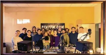  ?? Foto: Hannes Fass ?? Ein Teil der Radiomache­r von „Stayfm.com“in ihrem neuen Studio im Habitat. Der Sender bietet fast täglich eine Show. In Zukunft soll es noch mehr werden.