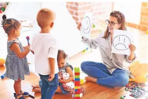  ?? FOTO: GETTY IMAGES/ISTOCKPHOT­O ?? Ein Freiwillig­es Soziales Jahr in der Kinderbetr­euung kann helfen zu erfahren, ob dieser Alltag für den jungen Menschen eine Option für die berufliche Zukunft darstellt.