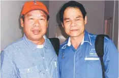  ??  ?? FORMER COLLEAGUES: Anyi (right) with Marudi district officer Joseph Belayong.