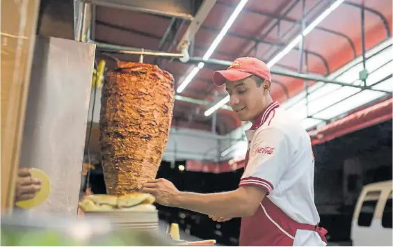  ??  ?? No es un programa de cocina. Pero se le parece. “Crónicas...” se propone mostrar qué hay detrás (y también delante) de este símbolo mexicano.