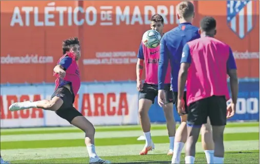  ??  ?? João Félix patea un balón en una sesión del Atlético una vez reincorpor­ado al grupo tras superar su esguince de rodilla.