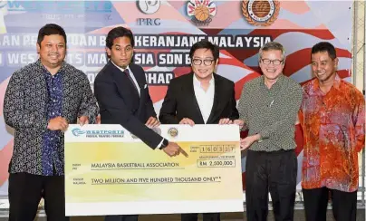  ??  ?? A big boost: (from left) Westports Malaysia chief executive officer Ruben Gnanalinga­m, Youth and Sports Minister Khairy Jamaluddin, Maba president Datuk Lua Choon Hann, Maba secretary-general Sim Sin Heng and National Sports Council director general...