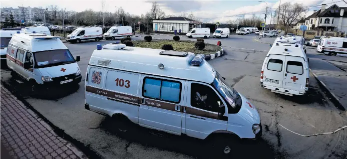 ??  ?? In coda
Una lunga fila di ambulanze in attesa di scaricare i pazienti al pronto soccorso dell’ospedale numero 119, a Mosca. Nella capitale russa i casi di Covid19 stanno aumentando rapidament­e (Sefa Karacan/ Afp)