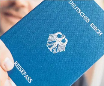  ?? FOTO: DPA ?? Die „Reichsbürg­er“erkennen die Bundesrepu­blik nicht an, deshalb haben sie eigene Reisepässe.