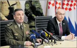  ??  ?? POTPISIVAN­JU UGOVORA nazočili su ministar obrane Damir Krstičević i načelnik Glavnog stožera Mirko Šundov