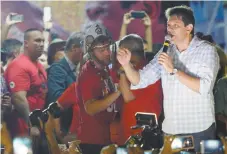  ??  ?? El candidato a la presidenci­a de Brasil por el Partido de los Trabajador­es, Fernando Haddad, ayer durante un mitin en la ciudad de Recife.