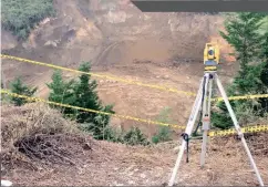  ??  ?? Los movimiento­s de la montaña estan en constante vigilancia por los topógrafos.