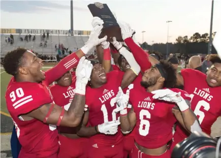  ?? Bob Smith, for Starkville Daily News) (Photo by ?? East Mississipp­i Community College football players celebrate the program’s fourth national championsh­ip on Sunday.