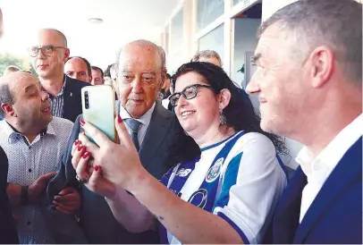  ?? ?? Pinto da Costa passou grande parte do defeso a festejar os títulos com os adeptos portistas