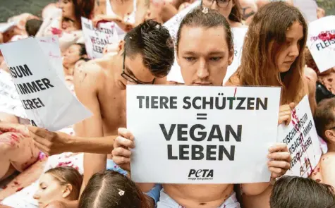  ?? Foto: Fabian Sommer, dpa ?? Aktivisten von Peta vor wenigen Tagen in Stuttgart. Dort hat die Tierrechts­organisati­on Peta Deutschlan­d ihren Hauptsitz. Schon in vielen Städten haben sich Tierschütz­er nackt und mit Kunstblut beschmiert auf die Straßen gelegt.